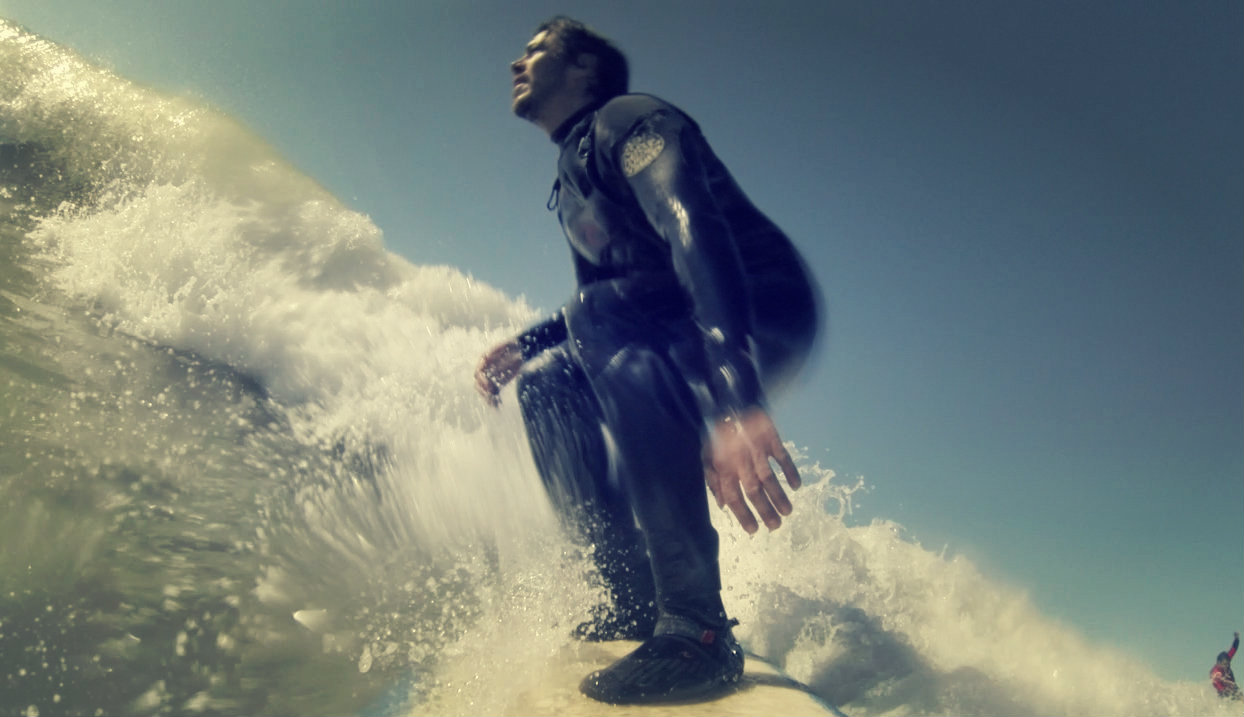 Diego surfeando una ola