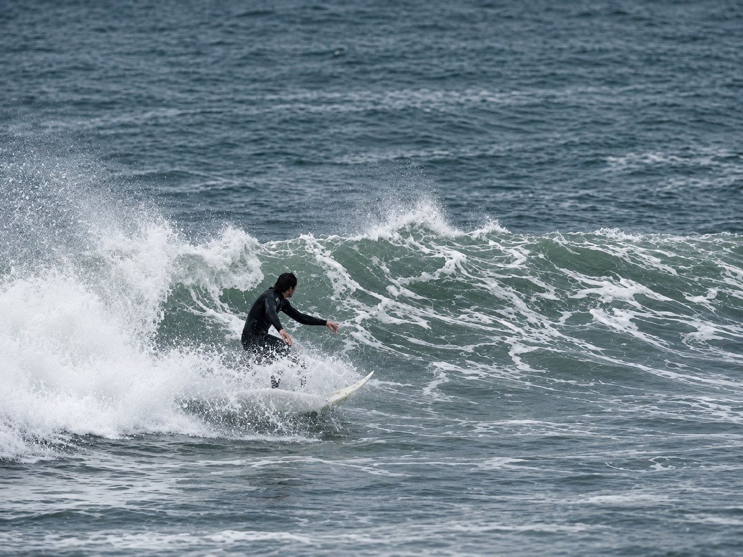 Diego realizando una maniobra de surf sobre una ola